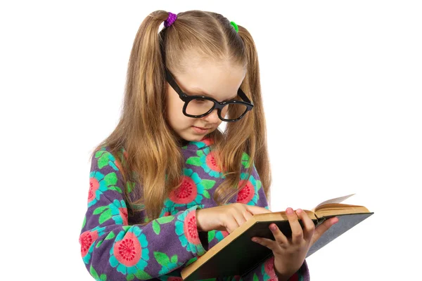 Meisje met bril die een boek leest — Stockfoto