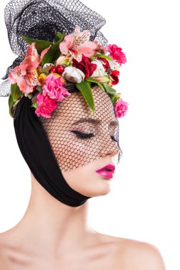 Saçında çiçekler ile peçe bahar güzel kız.