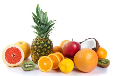 Beyaza izole edilmiş egzotik meyve çeşitleri 