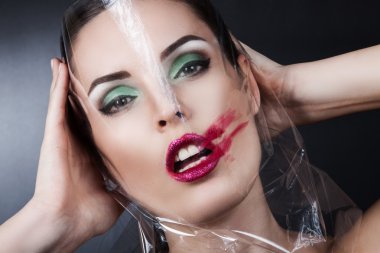 Güzel bir genç kızın portresi.