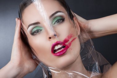 Güzel bir genç kızın portresi.