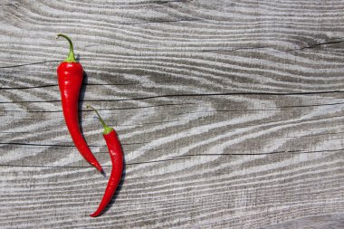 Ahşap doku üzerinde kırmızı biber