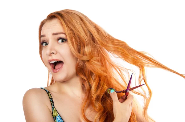 Langhaarige rothaarige Mädchen mit Schere schneidet die Haare — Stockfoto