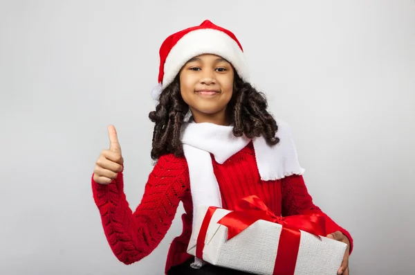 Menina com um presente de Ano Novo. Menina alegre — Fotografia de Stock