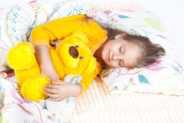 Küçük kız uyuyor.