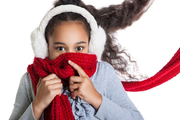 Una bella ragazza dalla pelle scura con una sciarpa rossa. Freddo. Ragazza congelata — Foto Stock