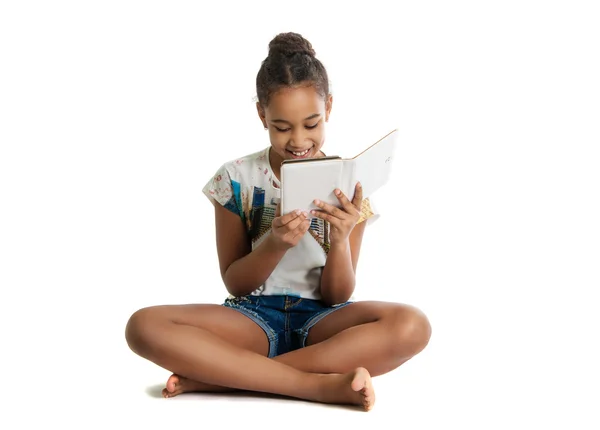 Oscuro de piel adolescente chica leyendo e-libro — Foto de Stock