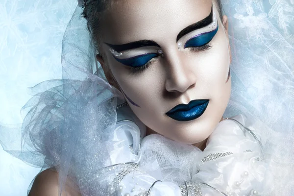 Retrato de invierno de una mujer con maquillaje creativo. belleza nevada. Maquillaje impecable, forma perfecta. Belleza fría — Foto de Stock