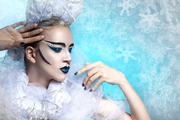 Зимовий портрет жінки з креативним макіяжем. сніжна краса. Бездоганний макіяж, ідеальна форма. Холодна краса — стокове фото