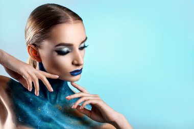 Yaratıcı makyaj güzel kız. Parlak renkler dudakları mavi. Kavramsal sanat evren, evren