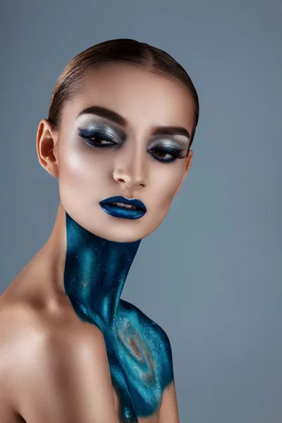 Красива дівчина з креативним макіяжем. Яскраві кольори блакитні губи. Концептуальне мистецтво космос, всесвіт — стокове фото