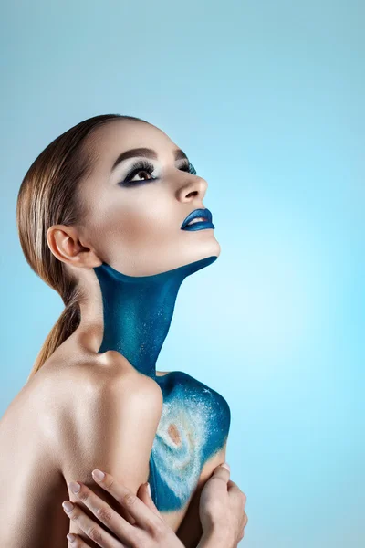 Mooi meisje met creatieve make-up. Heldere kleuren blauw lippen. Conceptuele kunst de kosmos, het universum — Stockfoto