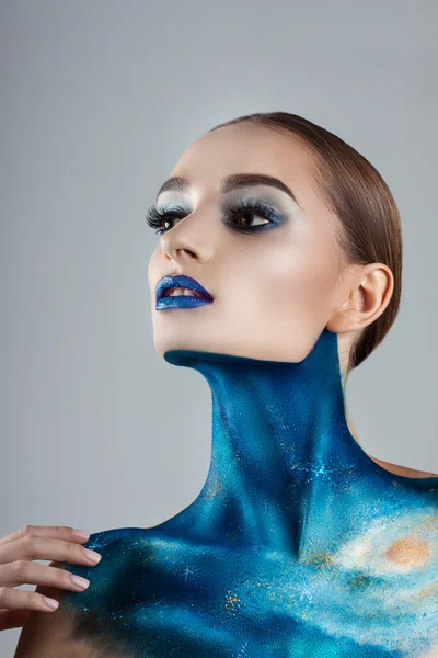 Belle fille avec un maquillage créatif. Des couleurs vives lèvres bleues. L'art conceptuel le cosmos, l'univers — Photo