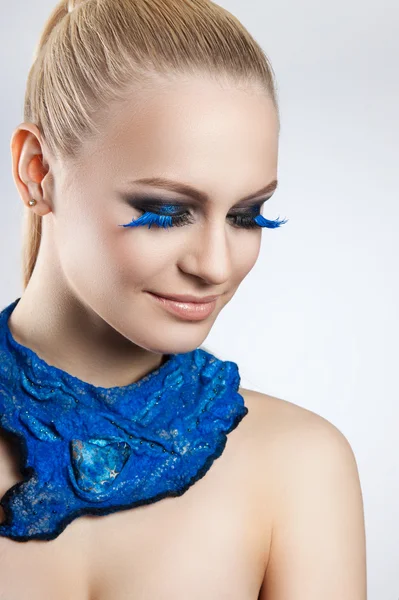 Porträt eines schönen Abend Make-up. blaue Wimpern. das Mädchen blaues Halstuch — Stockfoto