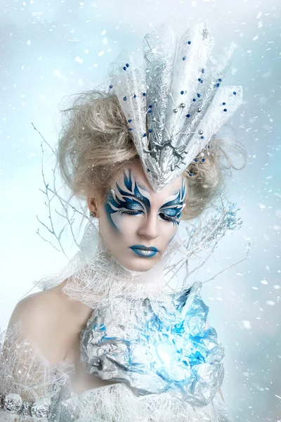 Hermosa chica con maquillaje creativo para el nuevo año. Retrato de invierno . — Foto de Stock