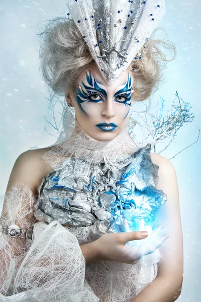Hermosa chica con maquillaje creativo para el nuevo año. Retrato de invierno . — Foto de Stock