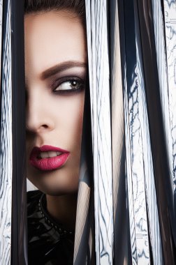 sihirli gözleri parlak makyaj ile çok güzel görünüyorsun. Bir kız ile peçe görünüyor