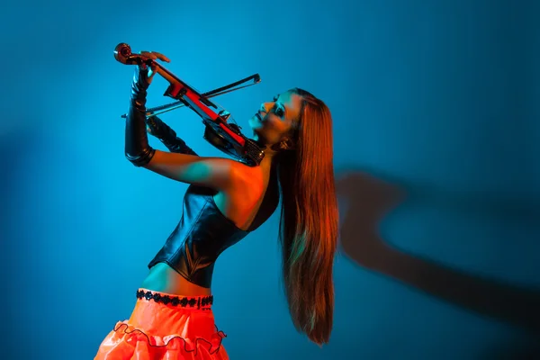 Giovane violinista femminile che suona il violino — Foto Stock