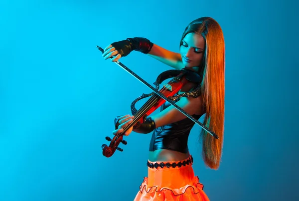 Jovem violinista tocando violino — Fotografia de Stock