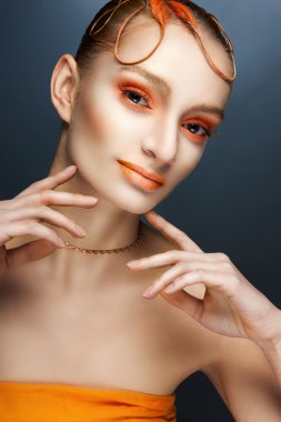 Yaratıcı makyaj ve saç modeli. Genç kız portresi