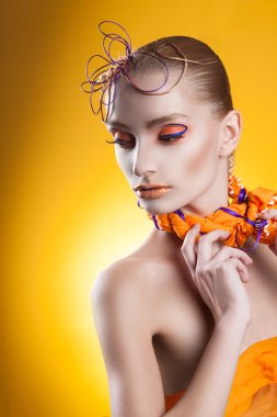 Yaratıcı makyaj ve saç modeli. Genç kız portresi