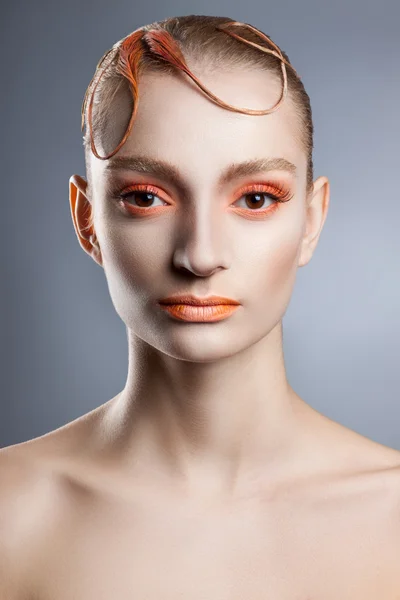Maquillage créatif et coiffure. Portrait de jeune fille — Photo