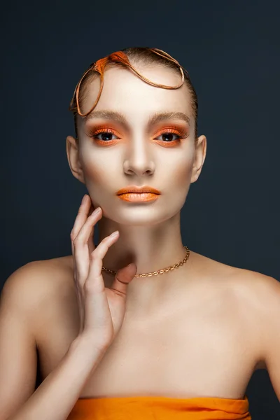 Creatieve make-up en kapsel. Portret van een jong meisje — Stockfoto