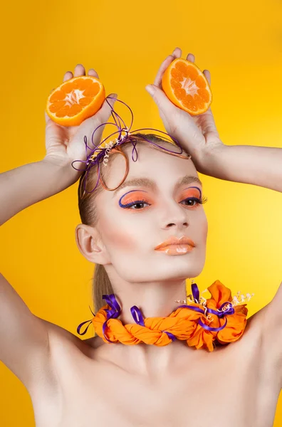 Maquillage créatif et coiffure. Portrait de jeune fille — Photo