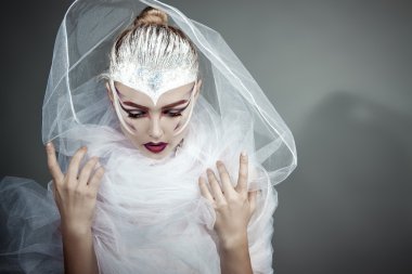 kadın beyaz bir bez uçan parlak yaratıcı makyajlı. Bir uçan beyaz bez tutan bir kız