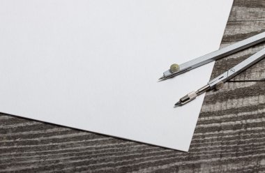 boş boş kağıt ahşap bir yüzey üzerinde. Pergel