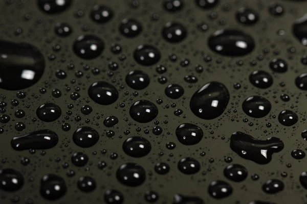 Gotas de água sobre um fundo escuro. textura abstrata bonita. macro — Fotografia de Stock