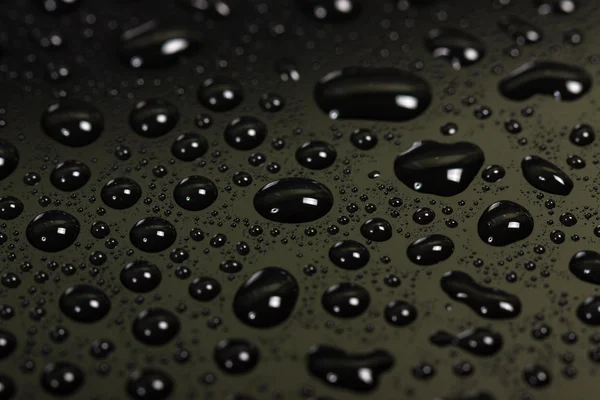 Krople wody na ciemnym tle. piękny streszczenie tekstura. makro — Zdjęcie stockowe