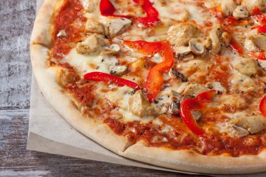 Sıcak ev yapımı pizza yemeye hazır.