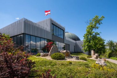 Açık mavi gökyüzüne sahip Brno Gözlemevi ve Gökevi