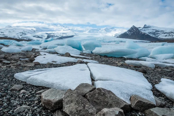 Fjallsrlnアイスバーグの砕けた氷の流れ — ストック写真