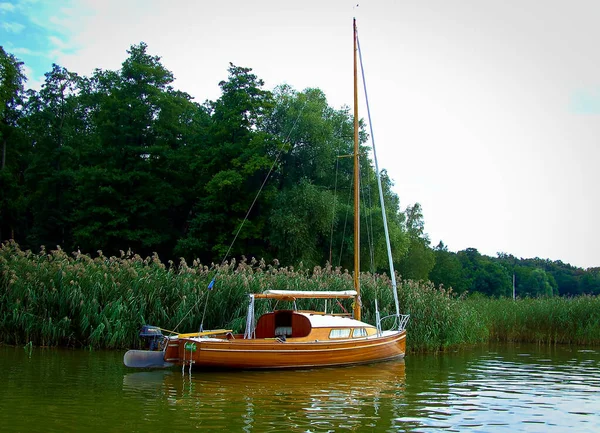 Das Segelboot Bei Der Regatta Auf Dem See — Stockfoto