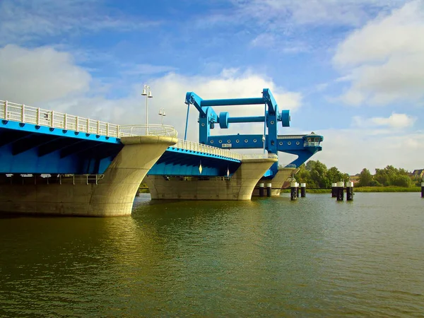 Die Kombinierte Klappbrücke Für Straße Und Schiene Über Das Peenestrom — Stockfoto