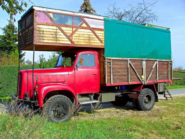 Een Omgebouwde Truck Tijdens Het Kamperen Natuur — Stockfoto