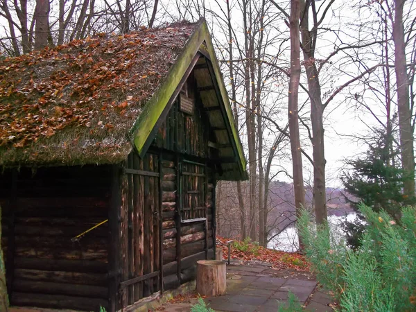 Casa Nel Bosco Vicino Lago Nella Foresta — Foto Stock