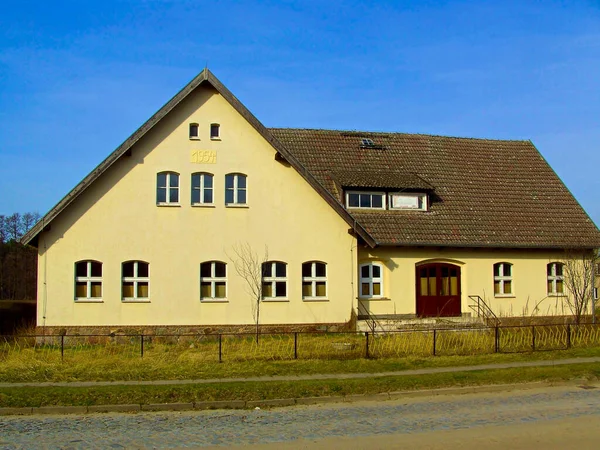 1954年に建設された旧ワルシャワ小学校 — ストック写真