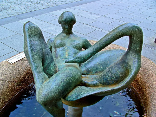 Figure Bronze Comme Une Fontaine Dans Centre Ville — Photo