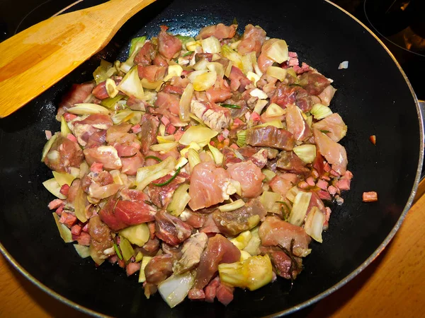 土豆泥是用熏肉 迷迭香 洋葱和大蒜新鲜配制而成的 — 图库照片