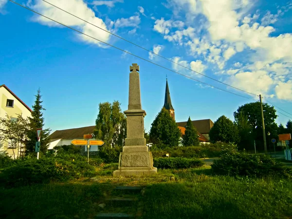 Kriegerdenkmal Mit Evangelischer Dorfkirche Wiechmannsdorf — Stockfoto