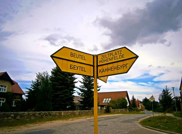 Almanca Rusça Işaretler Köydeki Yeşil Yazılar Beutel Çadır Yeri Hohenfelde — Stok fotoğraf