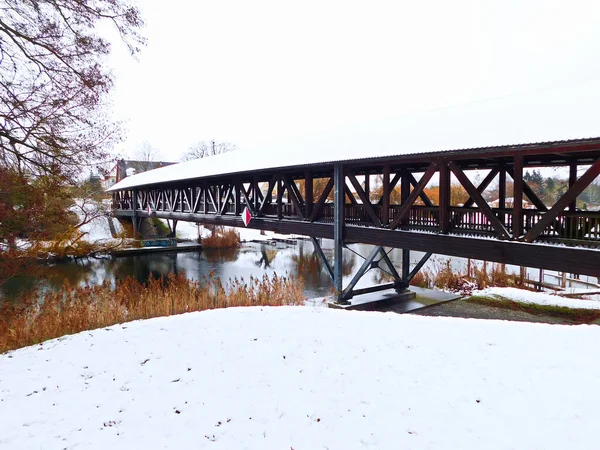 Ponte Pioneira Coberta Sobre Rio Inverno — Fotografia de Stock