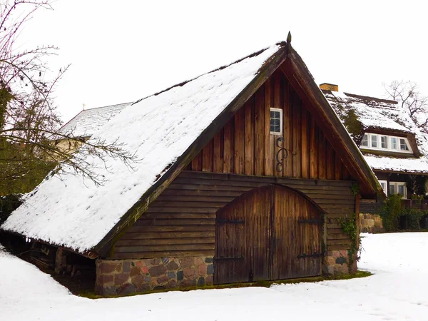 역사적으로 마을의 초가지 건물들 — 스톡 사진
