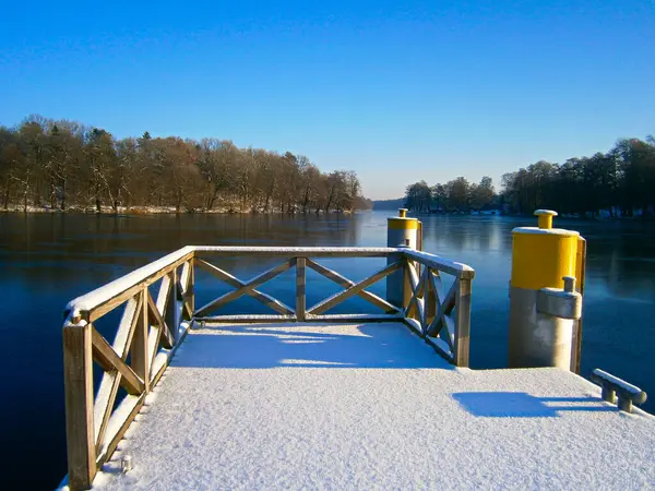 Pontile Inverno Sul Lago Della Città — Foto Stock