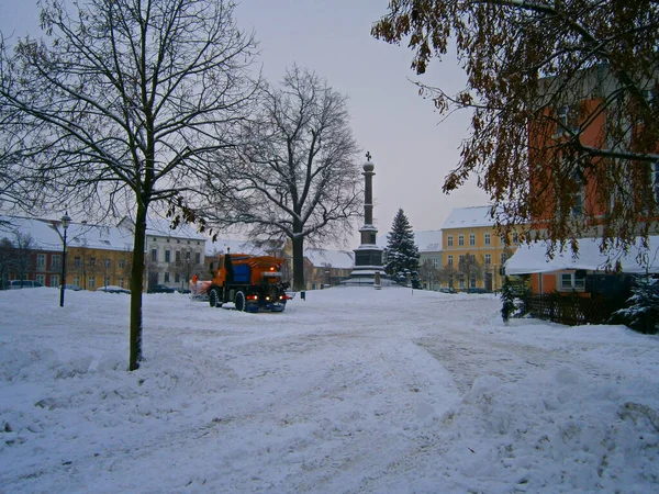 Templin Uckermark Estado Brandemburgo Alemanha Dezembro 2012 Remoção Neve Praça — Fotografia de Stock