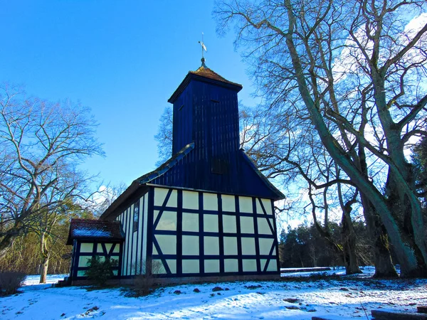 Μπλε Εκκλησία Στο Πρώην Αρχοντικό Χωριό — Φωτογραφία Αρχείου
