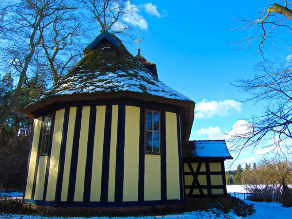 Chiesa Blu Nell Villaggio Padronale — Foto Stock